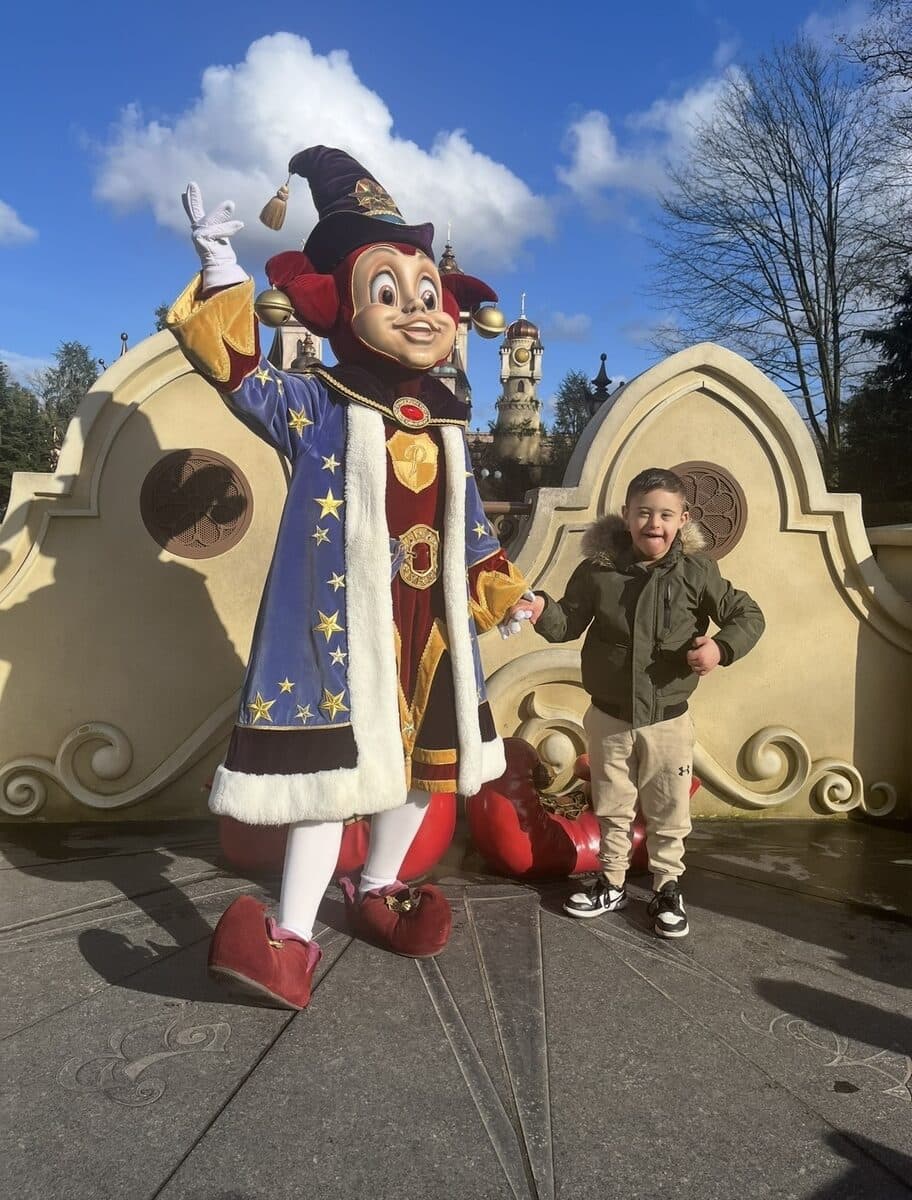Een lachend kind naast Pardoes, de tovenaar van de Efteling